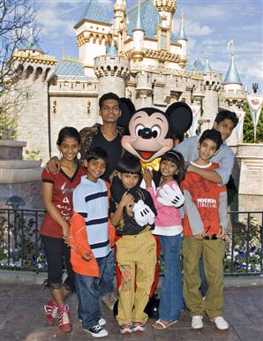  Celebrity Gossip on Slumdog Kids Go To Disneyland   Celebrity Gossip