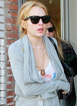 lindsay steals necklace