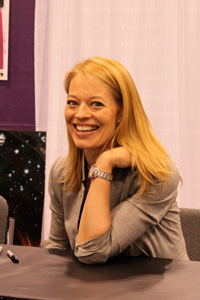 Trekkies, Seven of Nine is here Jeri Ryan smiles warmly at Comic Con