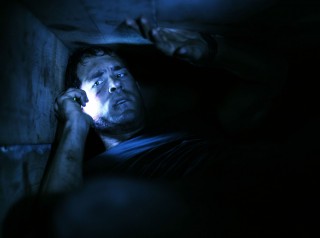 Ryan Reynolds Buried Alive on Ryan Reynolds Gets Buried Alive In A Coffin With Just A Lighter And A
