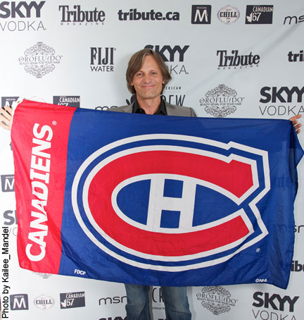 Viggo Mortensen poses with a Mo...