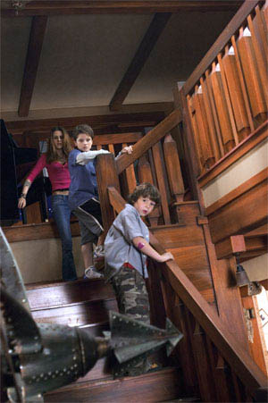 http://www.tribute.ca/tribute_objects/images/movies/zathura/zathura7.jpg http://www.tribute.ca/tribute_objects/images/movies/zathura/zathura7.jpg