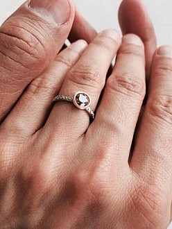 Emilie Livingston`s engagement ring (c) Instagram