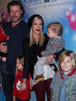 Tori Spelling and Dean McDermott with their kids