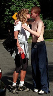 Farrah picking Redmond up from rehab in 2001. 