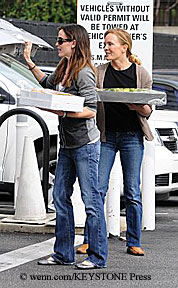 Jennifer Garner carries in food for volunteers