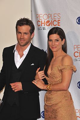 https://www.tribute.ca/news/wp-content/uploads/2011/01/sandrabullock_ryan_reynolds.jpg