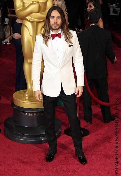 Oscar winner Jared Leto chose to rock a dapper white tuxedo by Saint Laurent along with a carmine silky bow tie. We must say, this white tux is a sure winner on the red carpet!