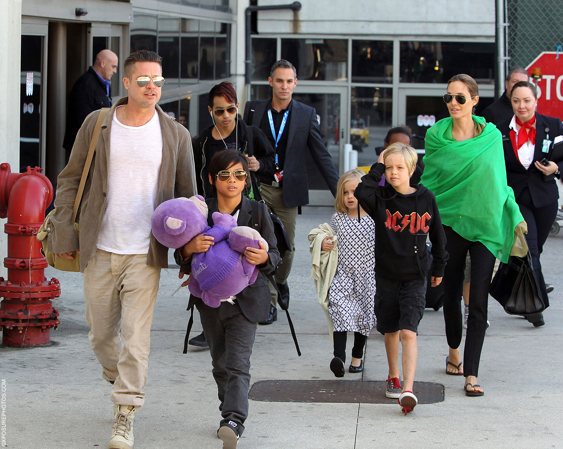 If Brad Pitt and Angelina Jolie are your parents, you have definitely hit the genetic jackpot of all jackpots. Their eldest biological daughter, Shiloh (in the AC/DC sweatshirt), has both of her parents’ features but looks most like her handsome father, Brad.