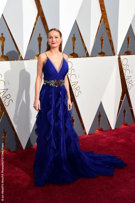 Brie Larson won her first Oscar for her lead role in the drama Room in a pretty and elegant cobalt blue Gucci dress, with diamond and pearl earrings by Japanese designer Niwaka.