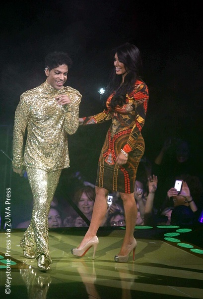 Prince kicks Kim Kardashian off stage