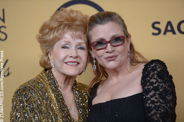 Carrie Fisher and her mother Debbie Reynolds on the red carpet.