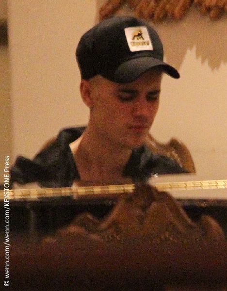 Justin Bieber gives an impromptu performance