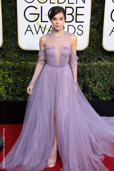 The Edge of Seventeen star Hailee Steinfeld arrived looking like a Disney princess as she strutted the red carpet in a sheer lavender Vera Wang custom-designed dress. She looked ravishing and we totally approve of this dreamy, magical avatar. We’d like to borrow this Barden Bella’s fairy godmother, please.