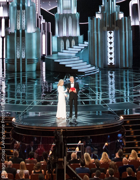 Faye Dunaway and Warren Beatty announce Best Picture