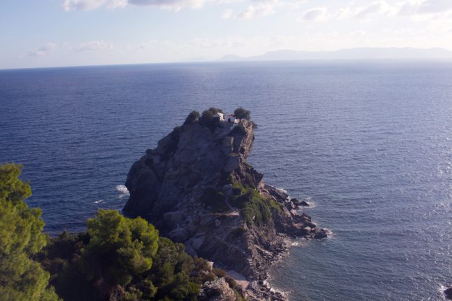 We visited the Church of Agios Ioannis Kastri. It is located in the region of Kastri in Northern Skopelos. You will recognize this church, as it was featured in both Mamma Mia! films.