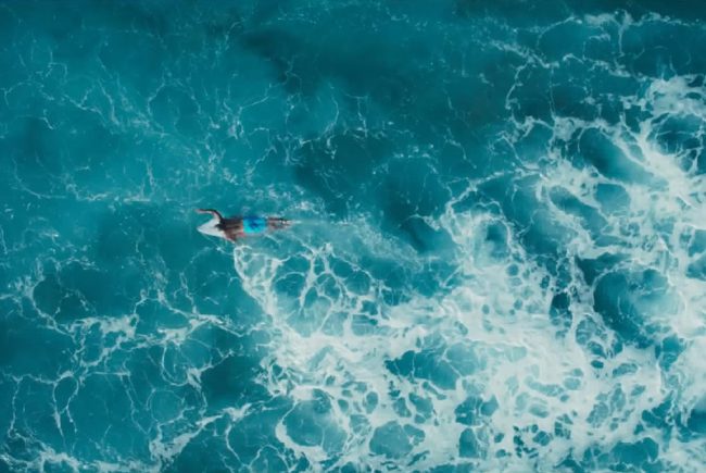 In a remote area, a surfer named Álvaro Vizcaíno (Alain Hernández) accidentally falls off the side of a cliff while walking along the coast in the Canary Islands. He survives, but with no food or water, he has to struggle to survive as he hopes to be discovered and rescued.