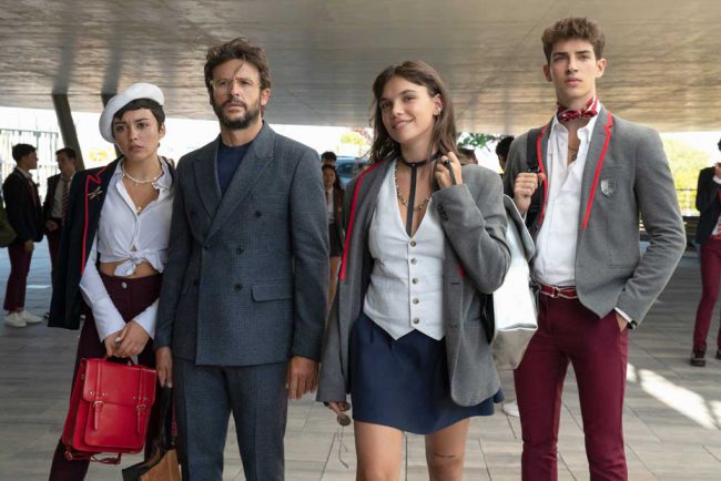 A strict principal and four new students arrive at an exclusive private school in Spain, bringing an onslaught of romantic entanglements, intense rumors and a fresh mystery.