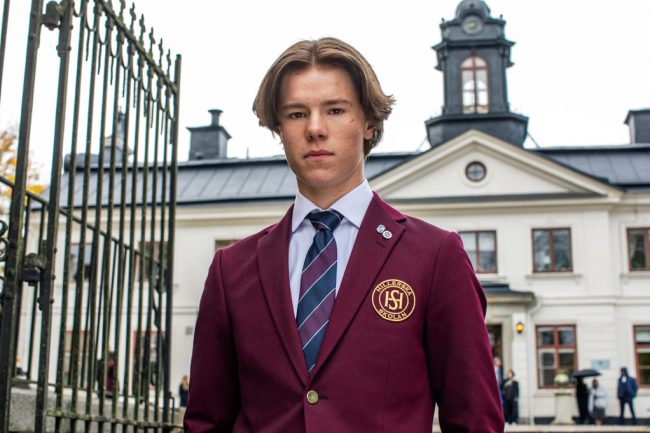 When Prince Wilhelm gets into an altercation at a club that’s reported in the media, he’s sent to a prestigious new boarding school, Hillerska. Wanting nothing more than to have a normal life, he can’t picture himself spending the next three years there. He tries to keep up appearances, but that proves to be difficult […]
