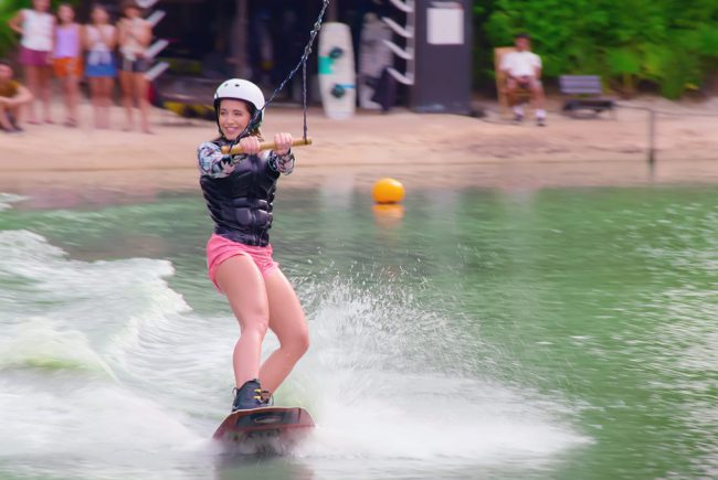 A remote Argentine resort revives its wakeboarding competition, drawing in Mexican athlete Steffi, who is determined to uncover a family secret.