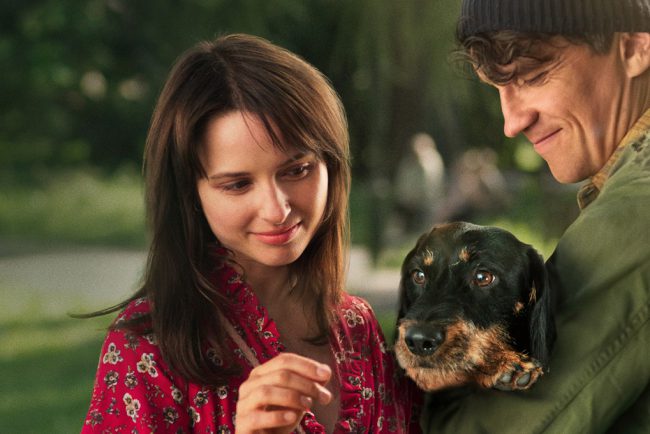 To save her job, a dog-fearing, career-minded woman must travel to Kraków, where she meets a charming widower, his son and their four-legged best friend.