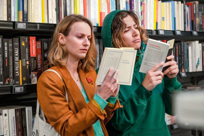 Realizing they both have a toxic relationship with the Internet, roommates Léa and Manon decide to do the unthinkable: abandon all devices for 30 days.
