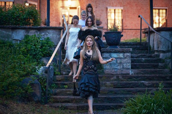 When they fall deep into debt, a group of young women in an affluent Stockholm suburb turns to robbing their neighbors’ houses. Inspired by true events.