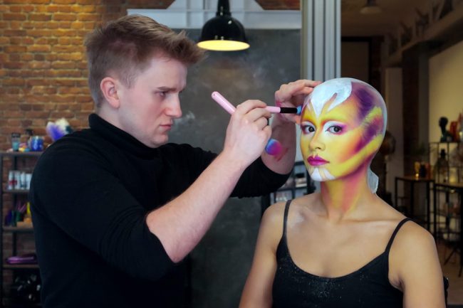 A new batch of aspiring makeup artists draw, contour and blend their way to a big career break in this creative and colorful reality competition series.
