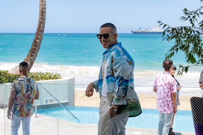 An aspiring reggaeton star and his best friends move to Miami on a mission, weathering roadblocks and reality checks together in their quest for success.