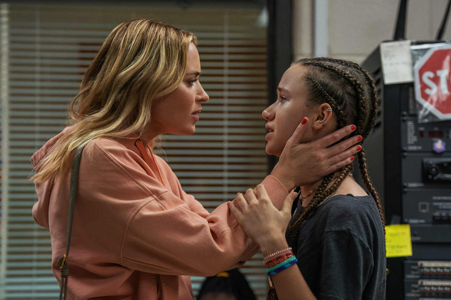 Emily Blunt and Chloe Coleman in Pain Hustlers