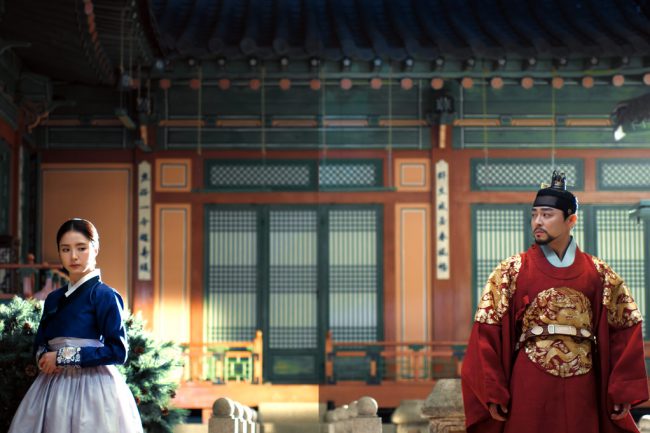 Captivating the King draws the cruel love story between King Lee In, who is in danger of both royal and political power struggles, and Kang Hee Soo, who tries to seduce the King and get revenge, but gets seduced instead.