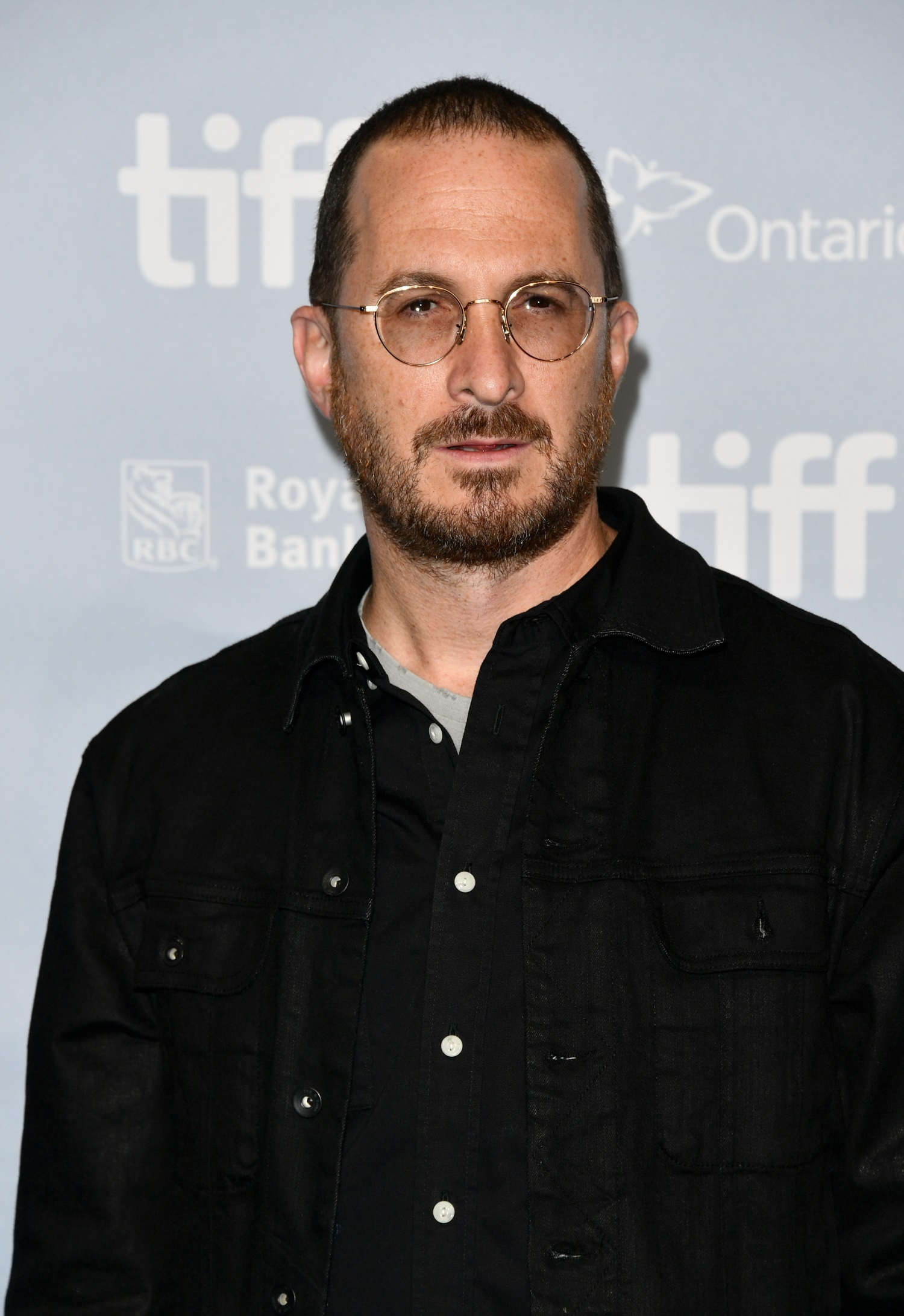 Darren Aronofsky posing for photos before the press conference