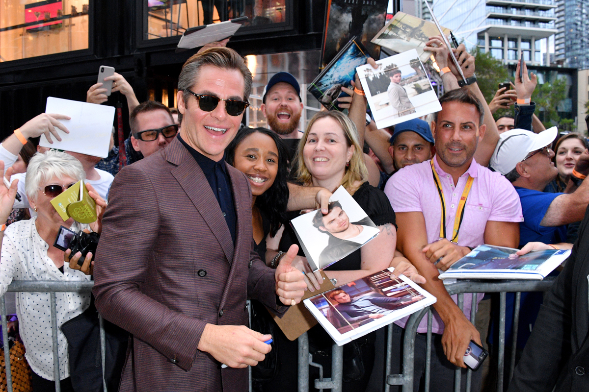 Outlaw King star Chris Pine greets fans